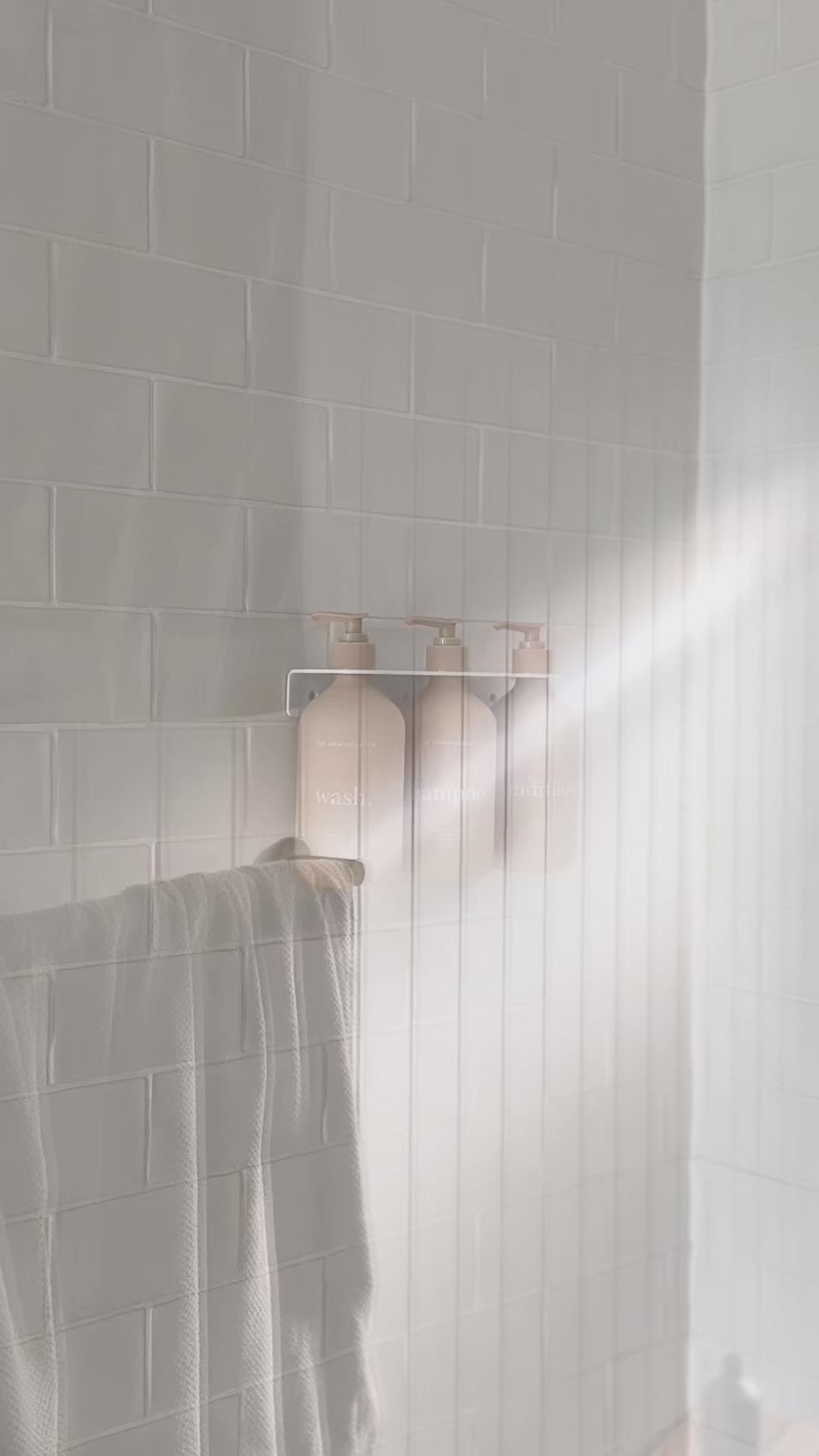 shower glass bege bottles